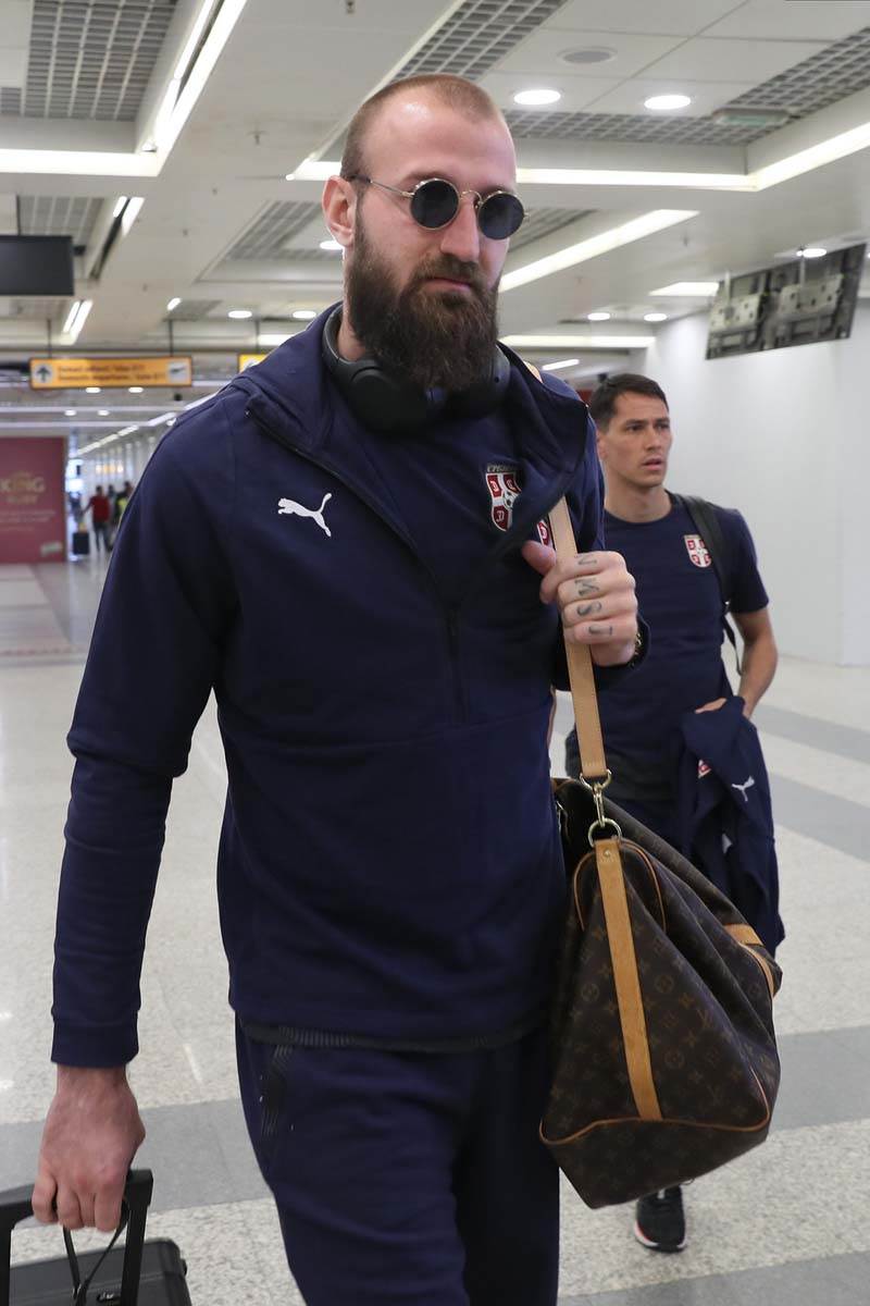 Fudbalska reprezentacija Srbije Danska aerodrom (8).jpg