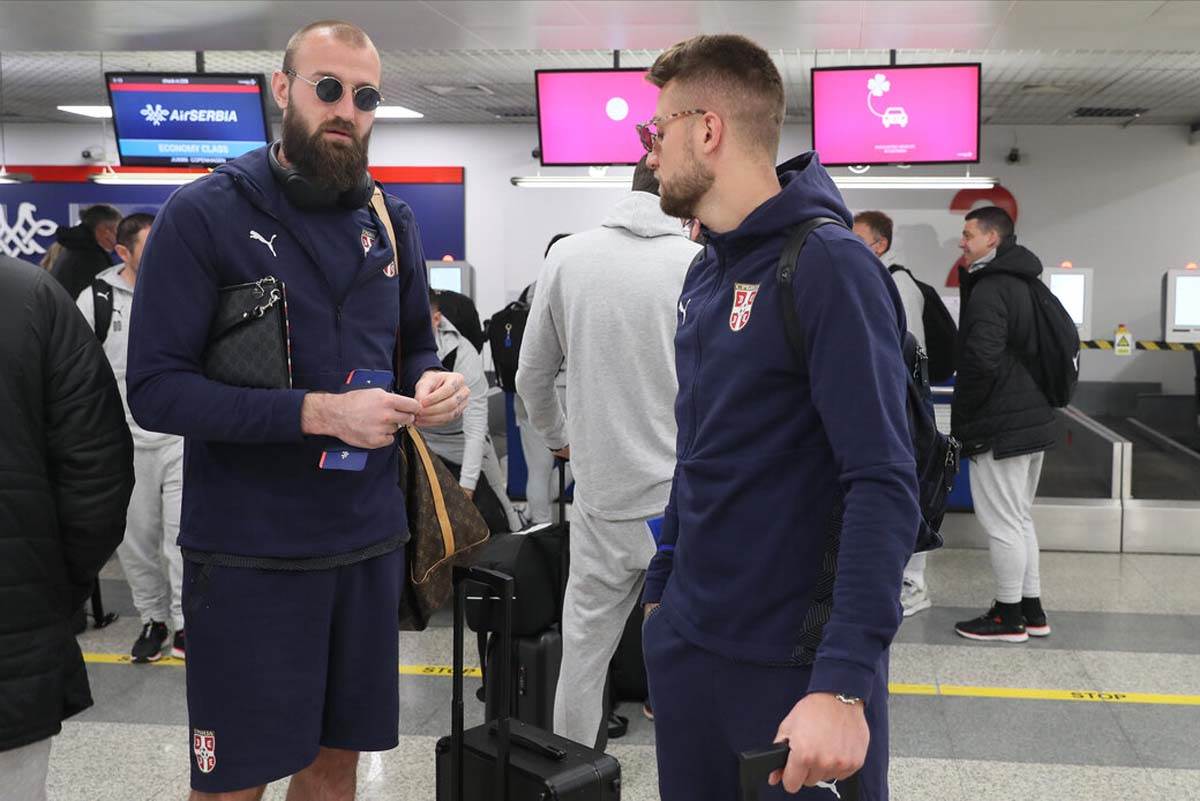 Fudbalska reprezentacija Srbije Danska aerodrom (13).jpg