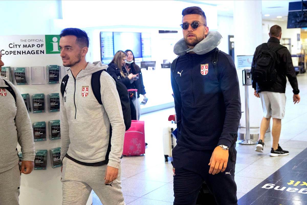 Fudbalska reprezentacija Srbije Danska aerodrom (15).jpg