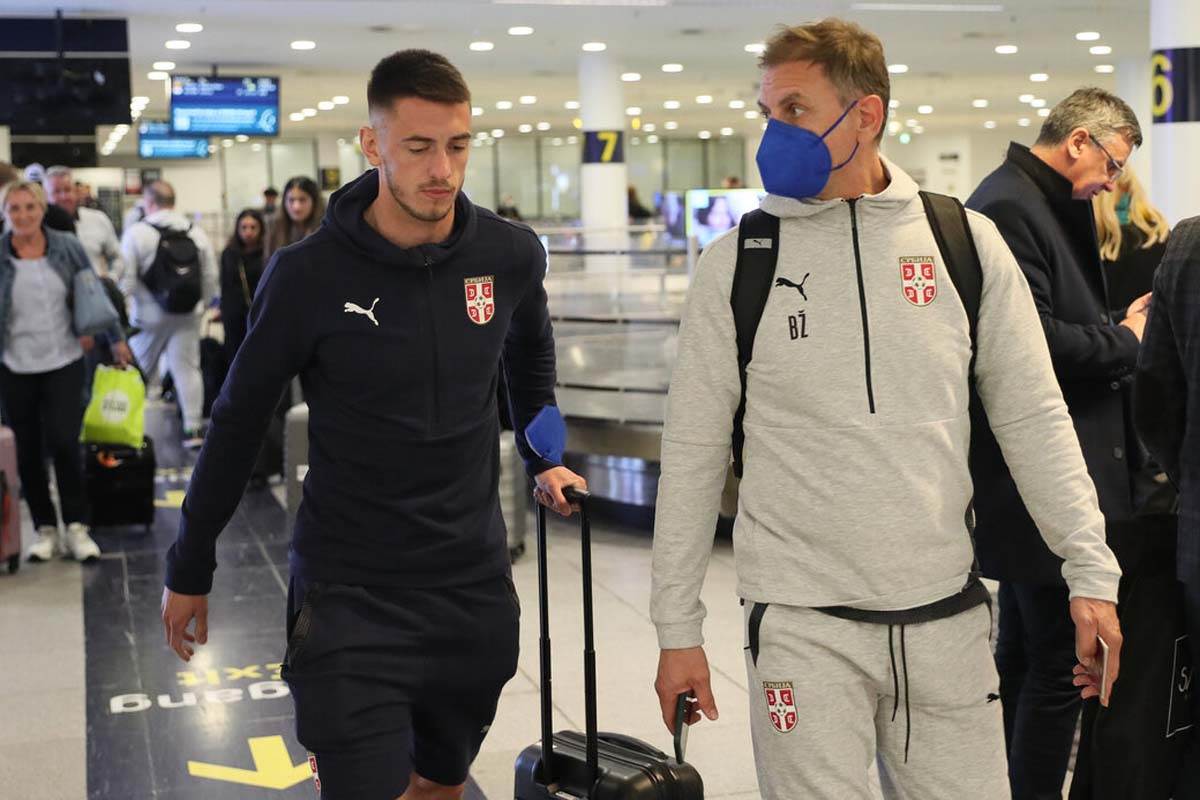 Fudbalska reprezentacija Srbije Danska aerodrom (16).jpg