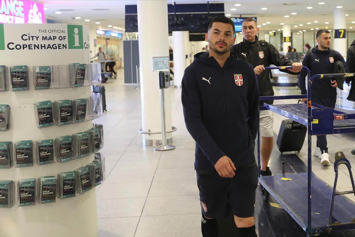 Fudbalska reprezentacija Srbije Danska aerodrom (17).jpg