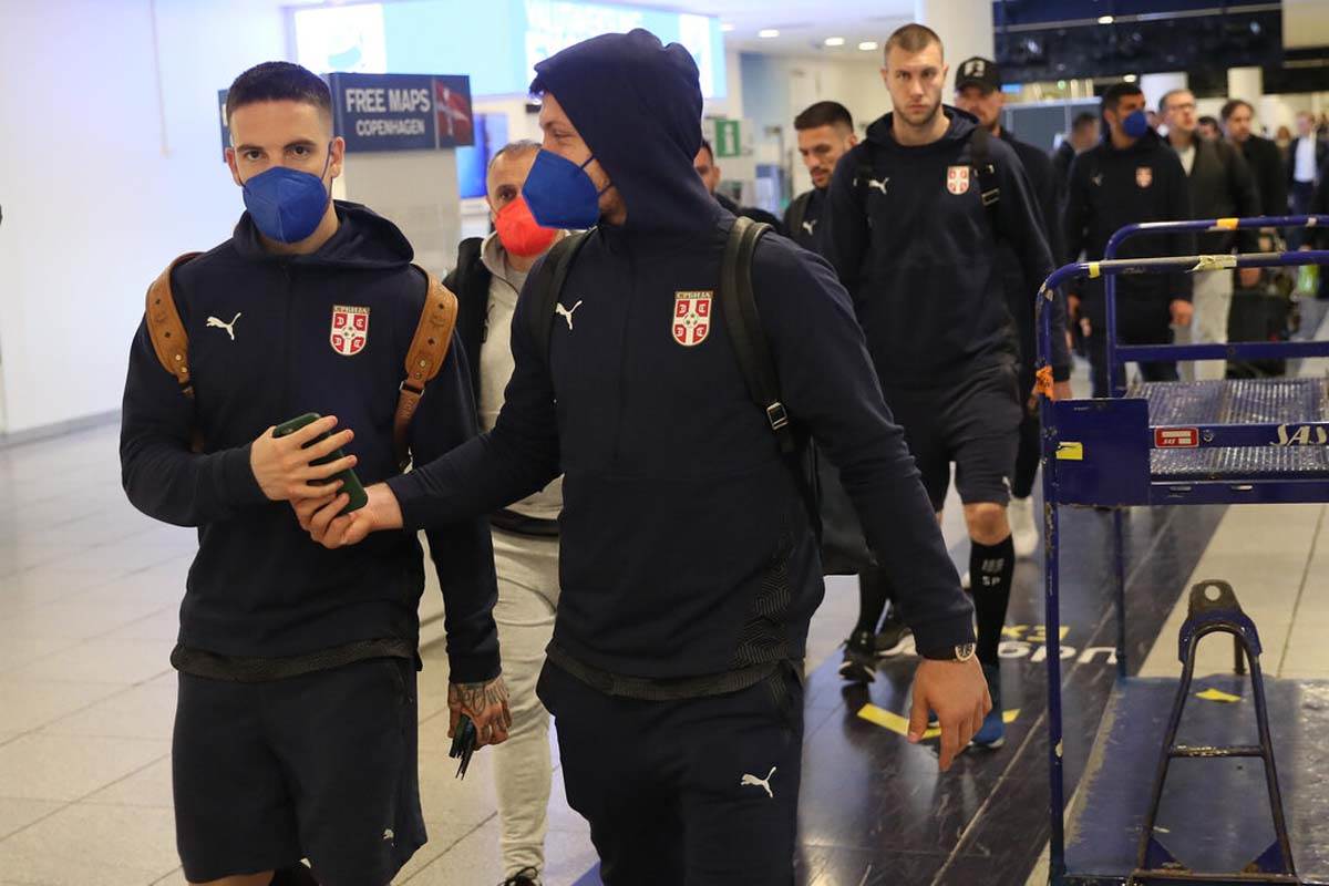 Fudbalska reprezentacija Srbije Danska aerodrom (19).jpg