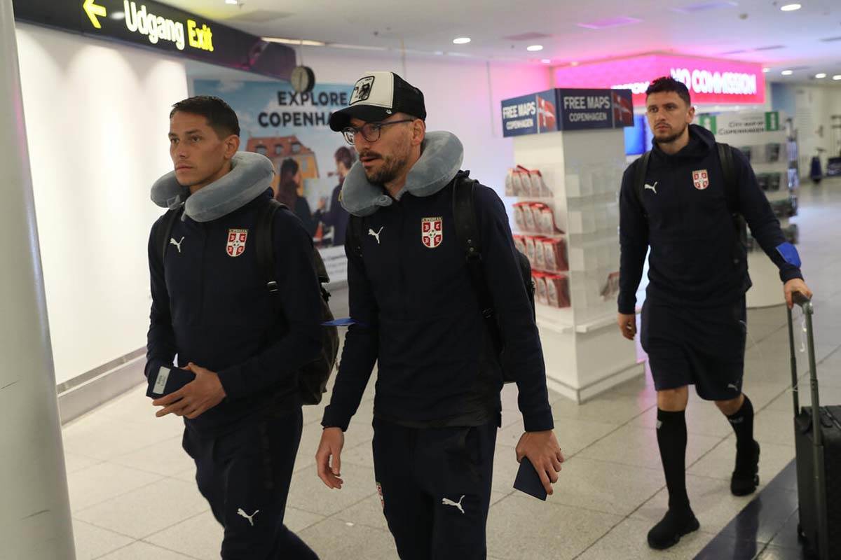 Fudbalska reprezentacija Srbije Danska aerodrom (22).jpg