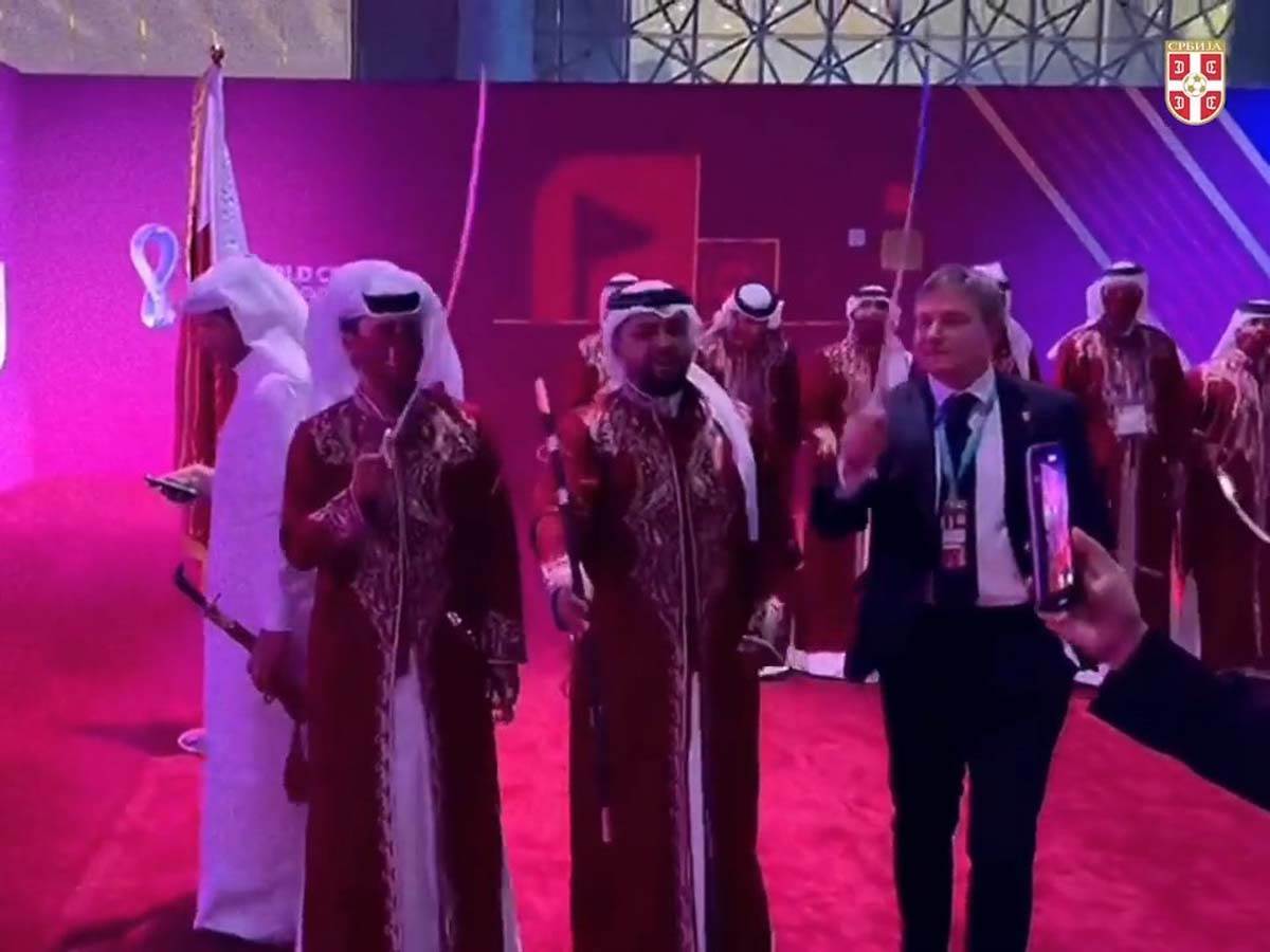 Piksi sa mačem, Katar (2).jpg