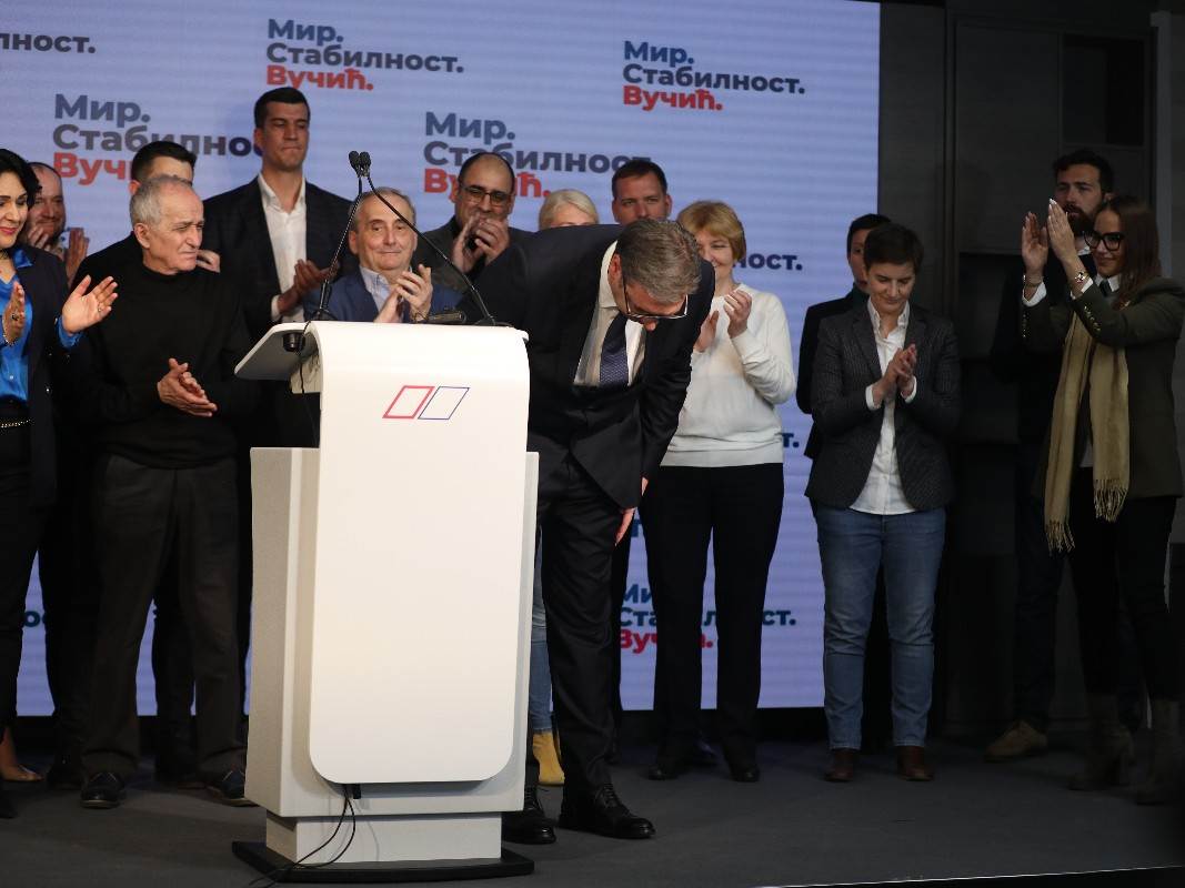 Vučić se poklonio srpskom narodu2.jpeg