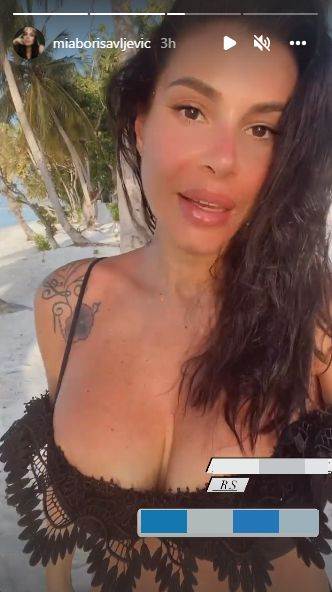 Mia Borisavljević u kupaćem