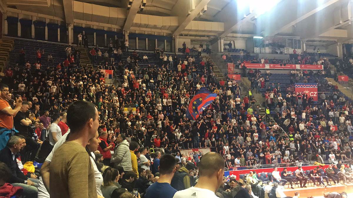 Delije istakle anti NATO zastavu