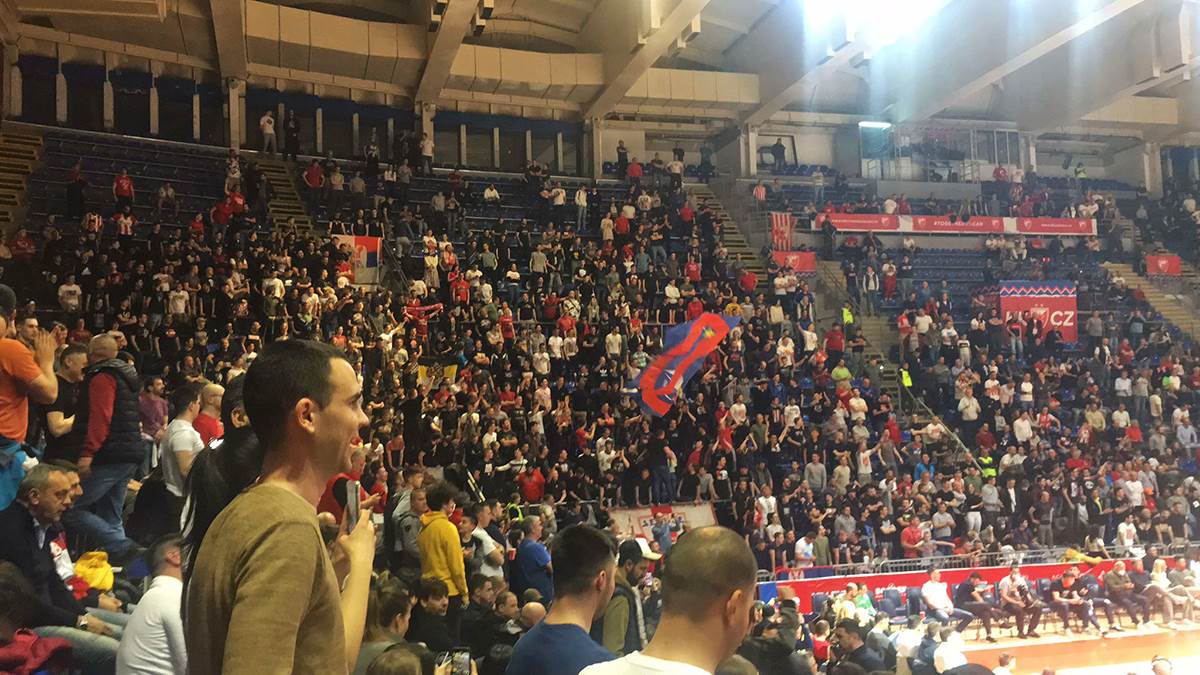 Delije istakle anti NATO zastavu