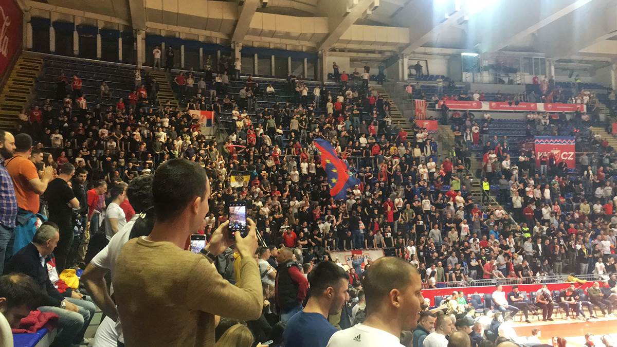 Delije istakle anti NATO zastavu