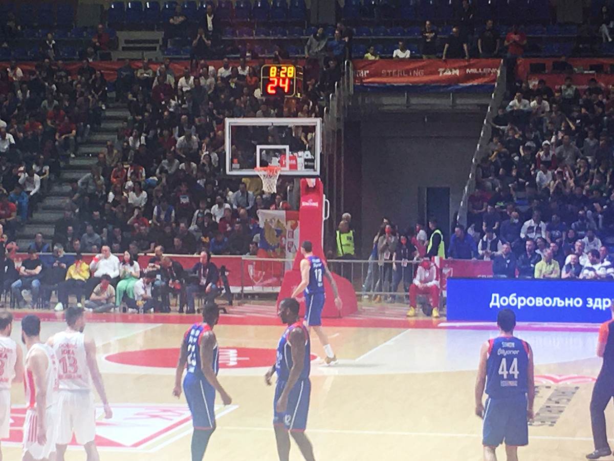 Navijaci Zvezde Ruska zastava.jpeg