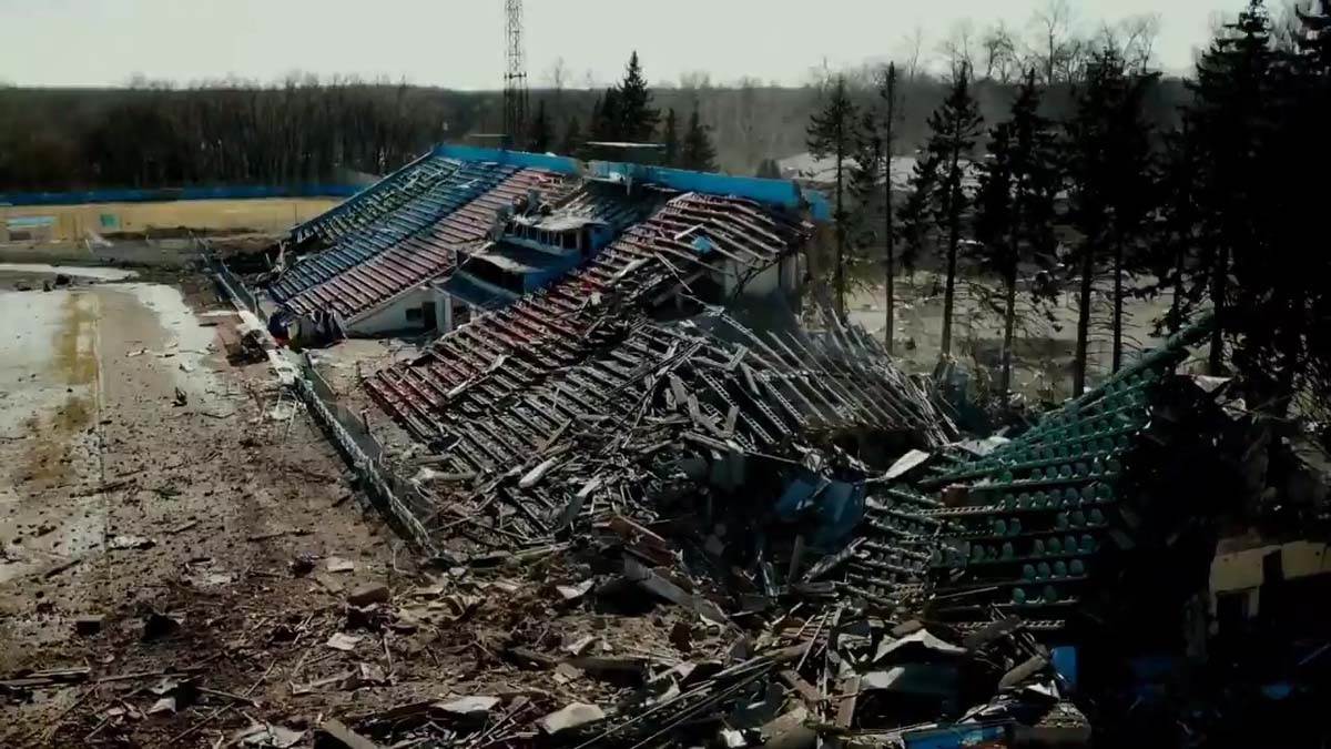 Razrušeni stadion, ukrajina, rat, rusija (4).jpg