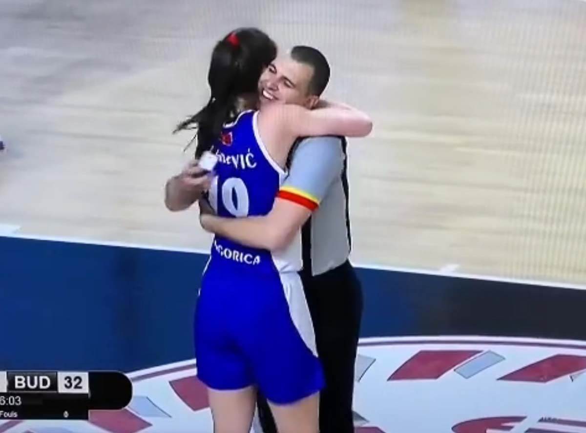 Zaprosio devojku na terenu  (7).jpg