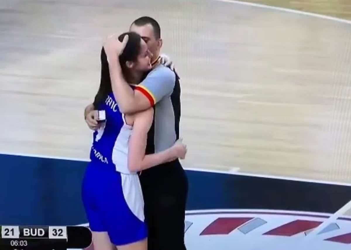 Zaprosio devojku na terenu  (6).jpg