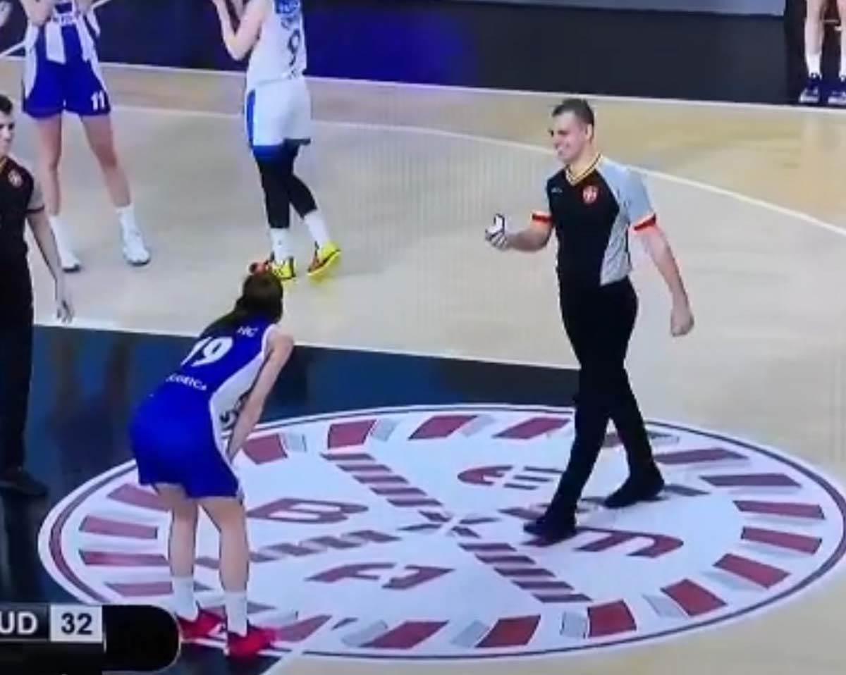 Zaprosio devojku na terenu  (4).jpg