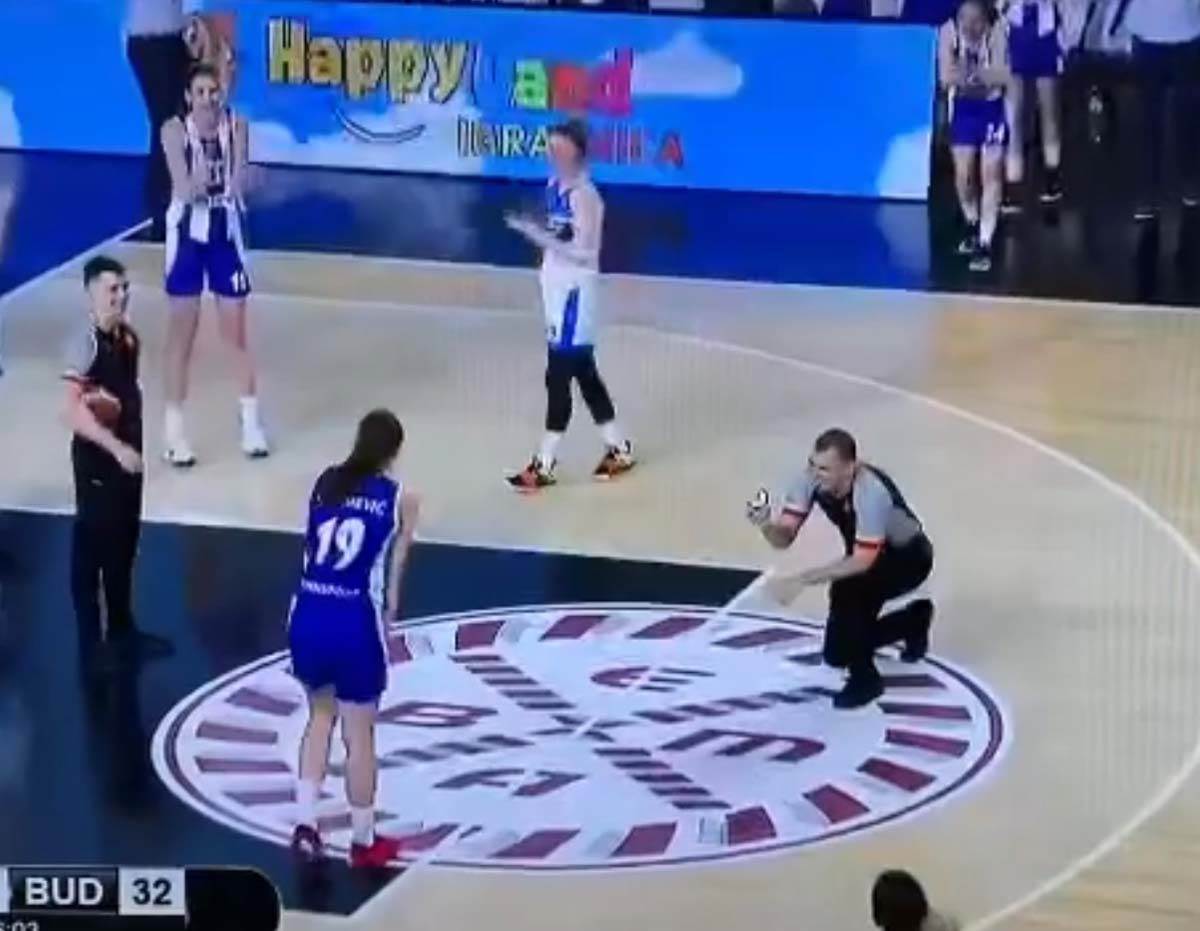 Zaprosio devojku na terenu  (3).jpg