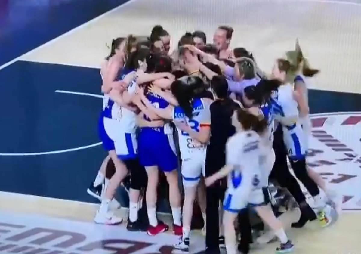 Zaprosio devojku na terenu  (1).jpg