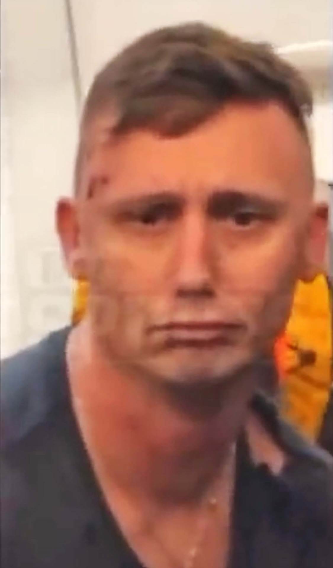 Momak sa Tajsonom u avionu (9).jpg