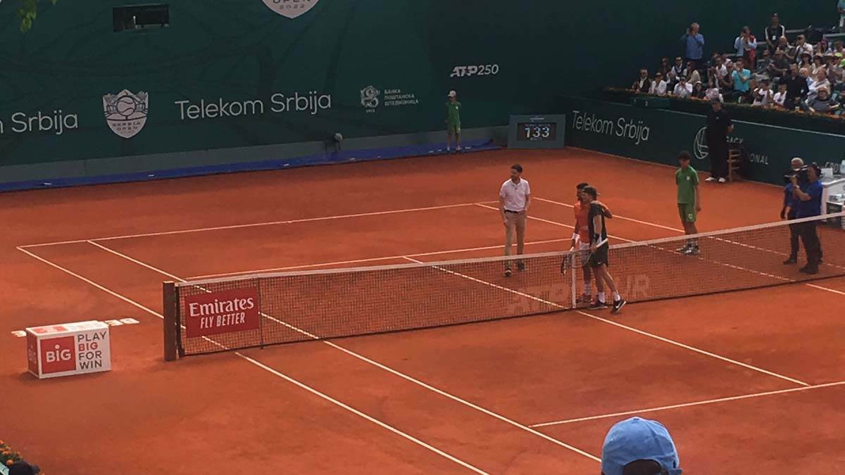 Novak Djokovic, Andrej Rubljov, tucanje jajima  (3).jpg