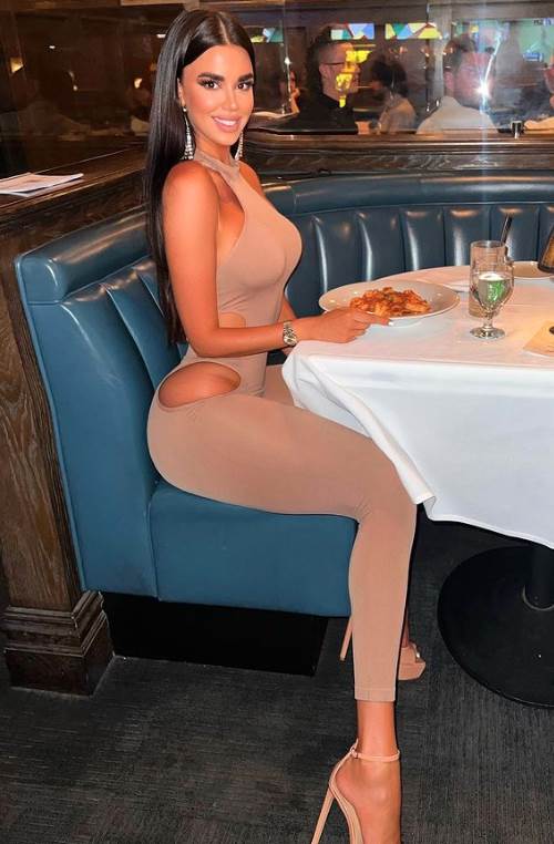 Ivana Knol bez gaća u restoranu