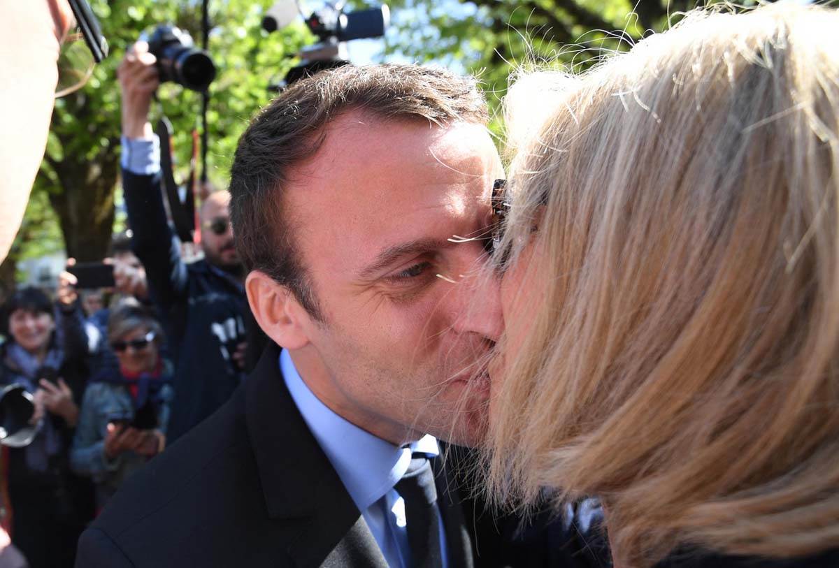 Makron sa ženom  (1).jpg