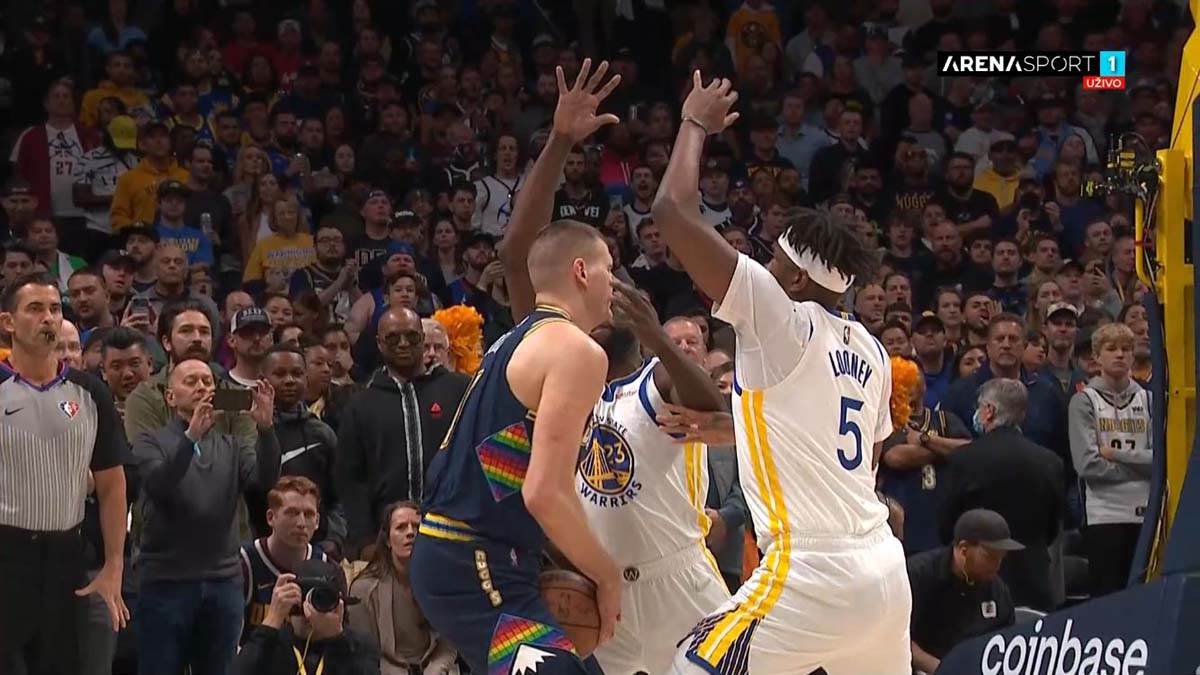 Haos na mecu Denvera i Golden Stejta  (12).jpg