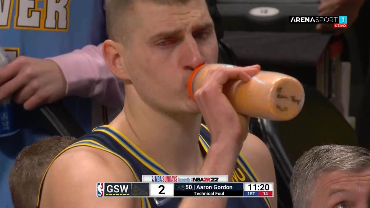 Haos na mecu Denvera i Golden Stejta  (11).jpg