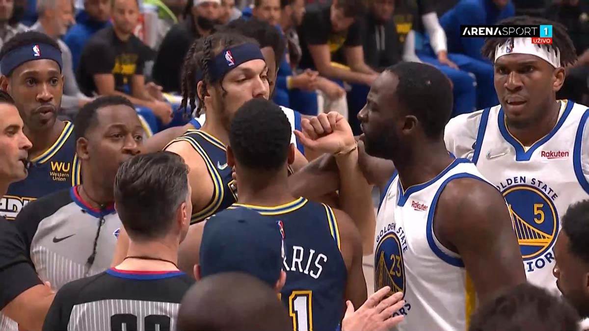 Haos na mecu Denvera i Golden Stejta  (4).jpg