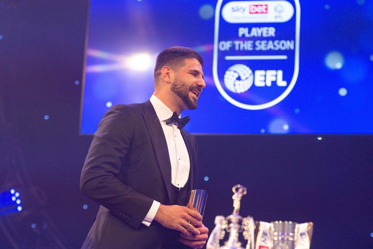 Mitrovic na dodeli nagrada EFL (2).jpg