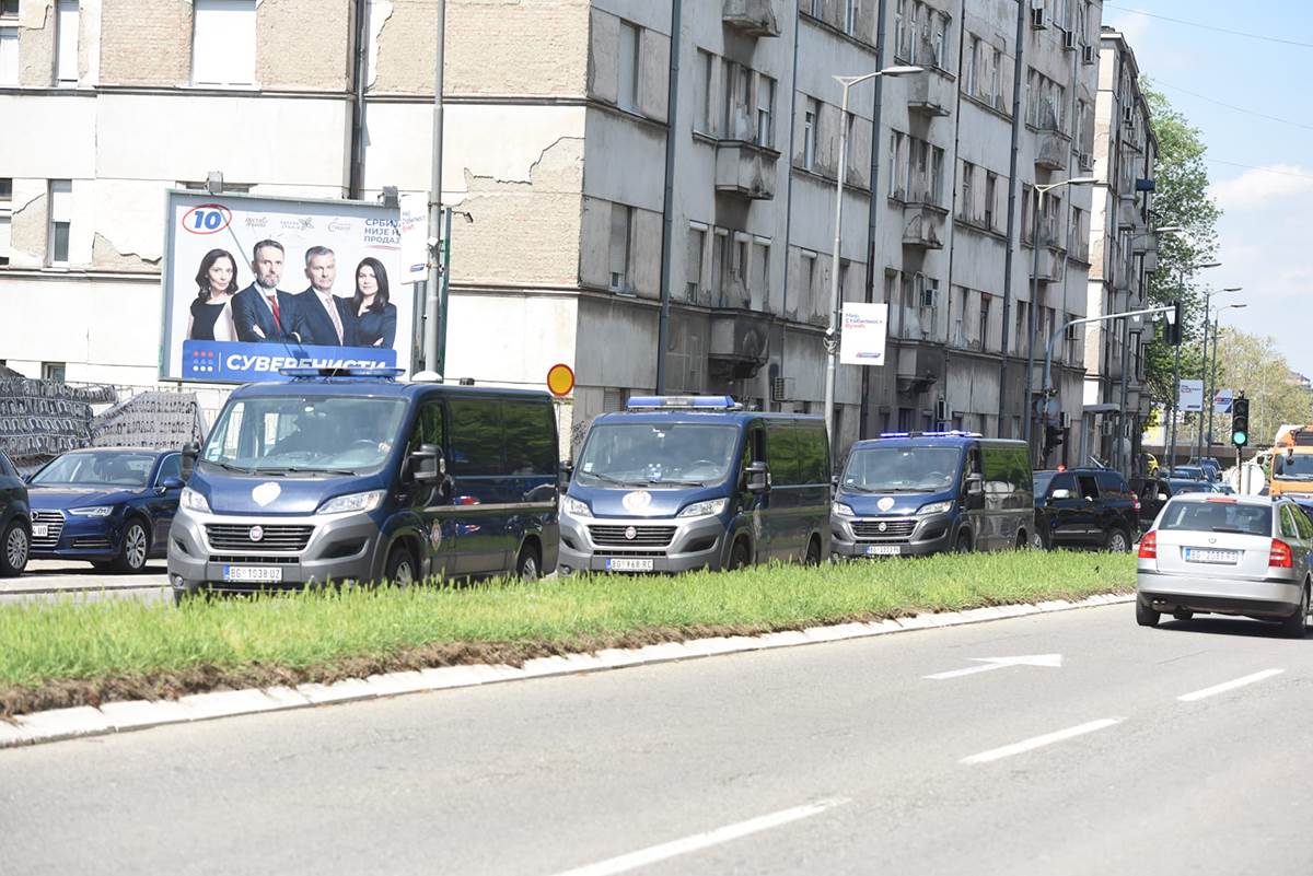 Gomila policije ispred Specijalnog suda.jpeg