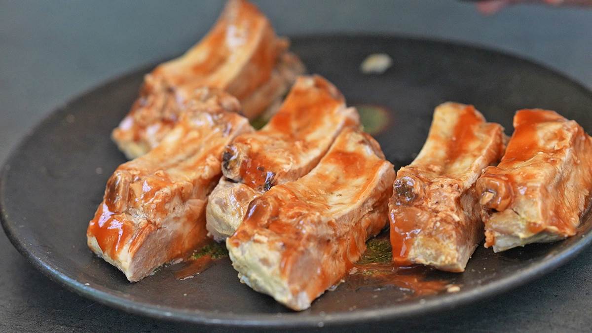 Svinjska rebarca premazana sososm.jpg