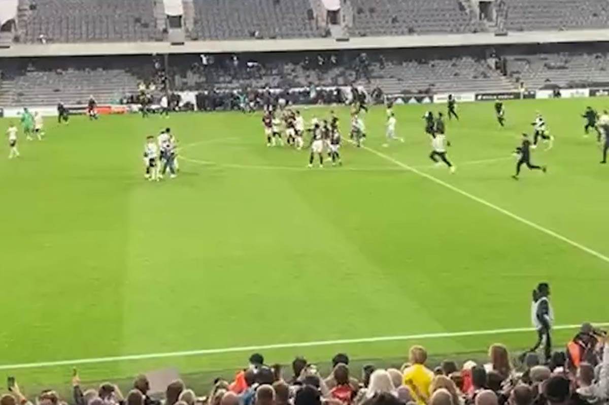 Utrcavanje na teren navijaca Fulama (8).jpg