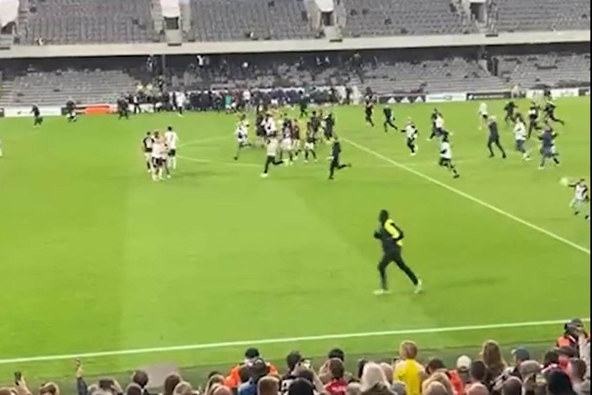 Utrcavanje na teren navijaca Fulama (7).jpg