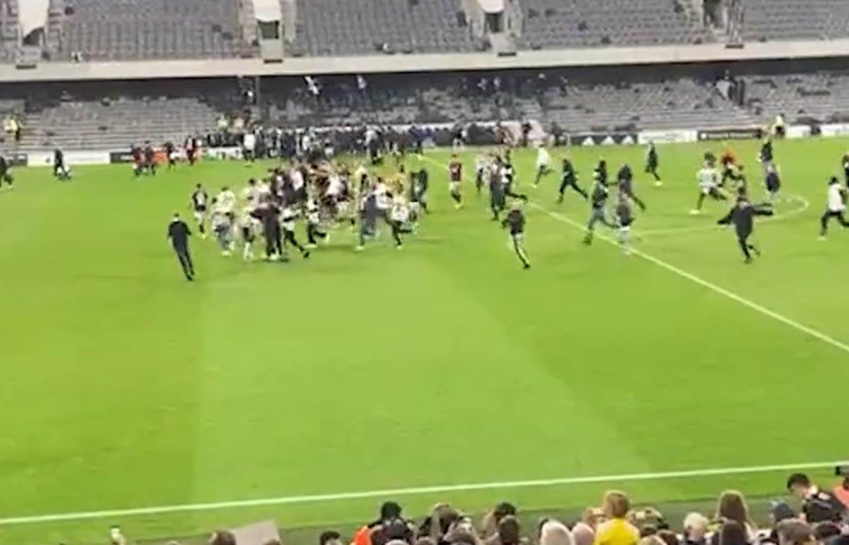 Utrcavanje na teren navijaca Fulama (6).jpg