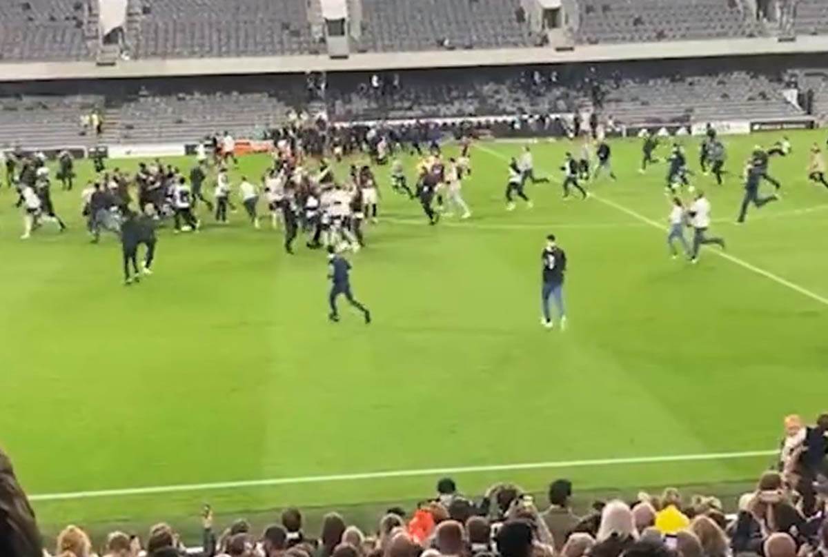 Utrcavanje na teren navijaca Fulama (5).jpg