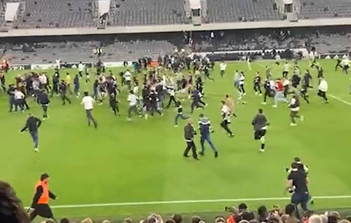 Utrcavanje na teren navijaca Fulama (4).jpg