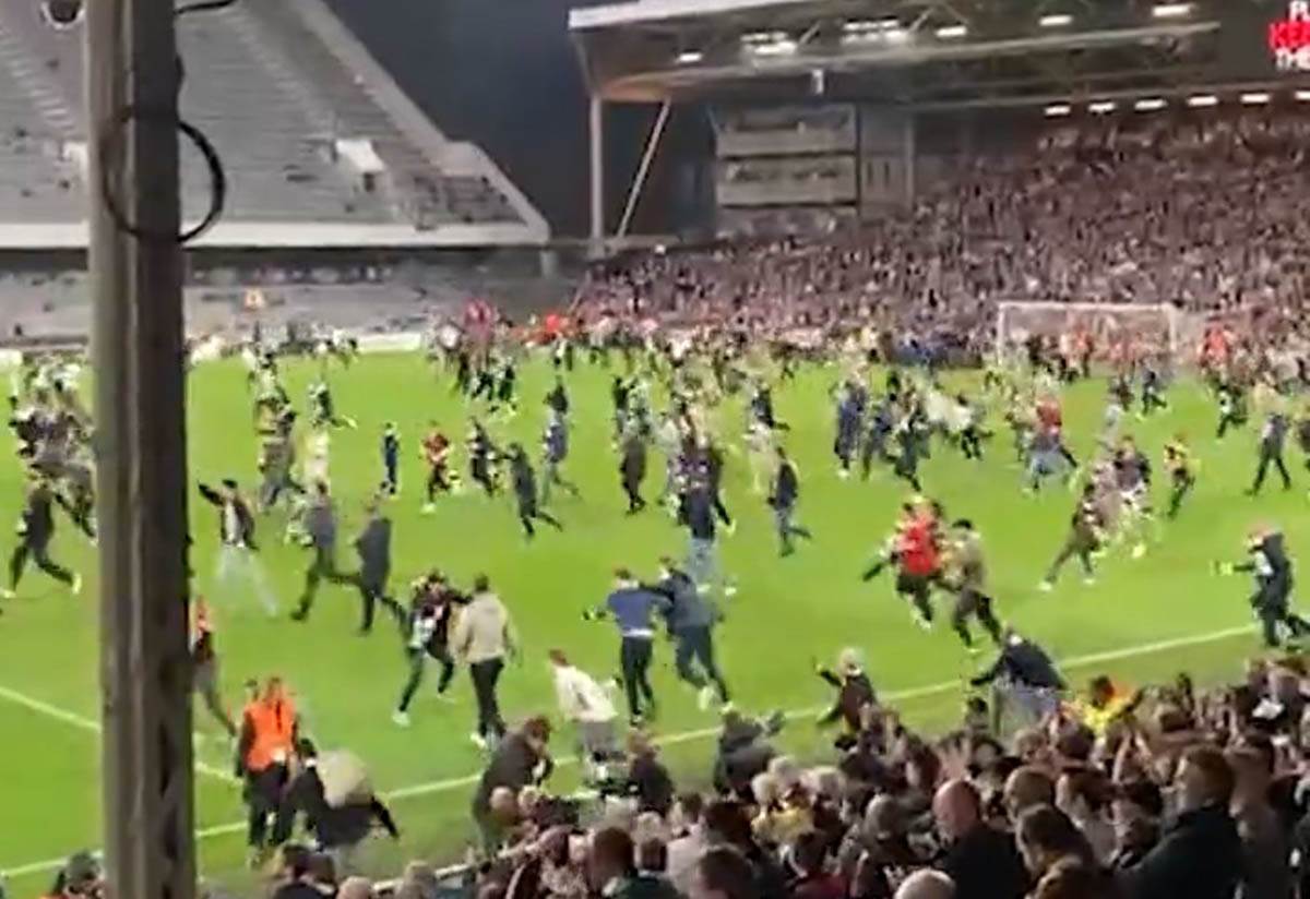 Utrcavanje na teren navijaca Fulama (3).jpg