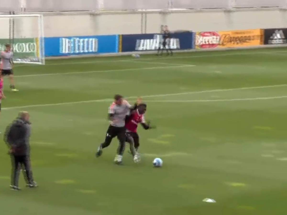 Dušan Vlahović duel sa saigračem