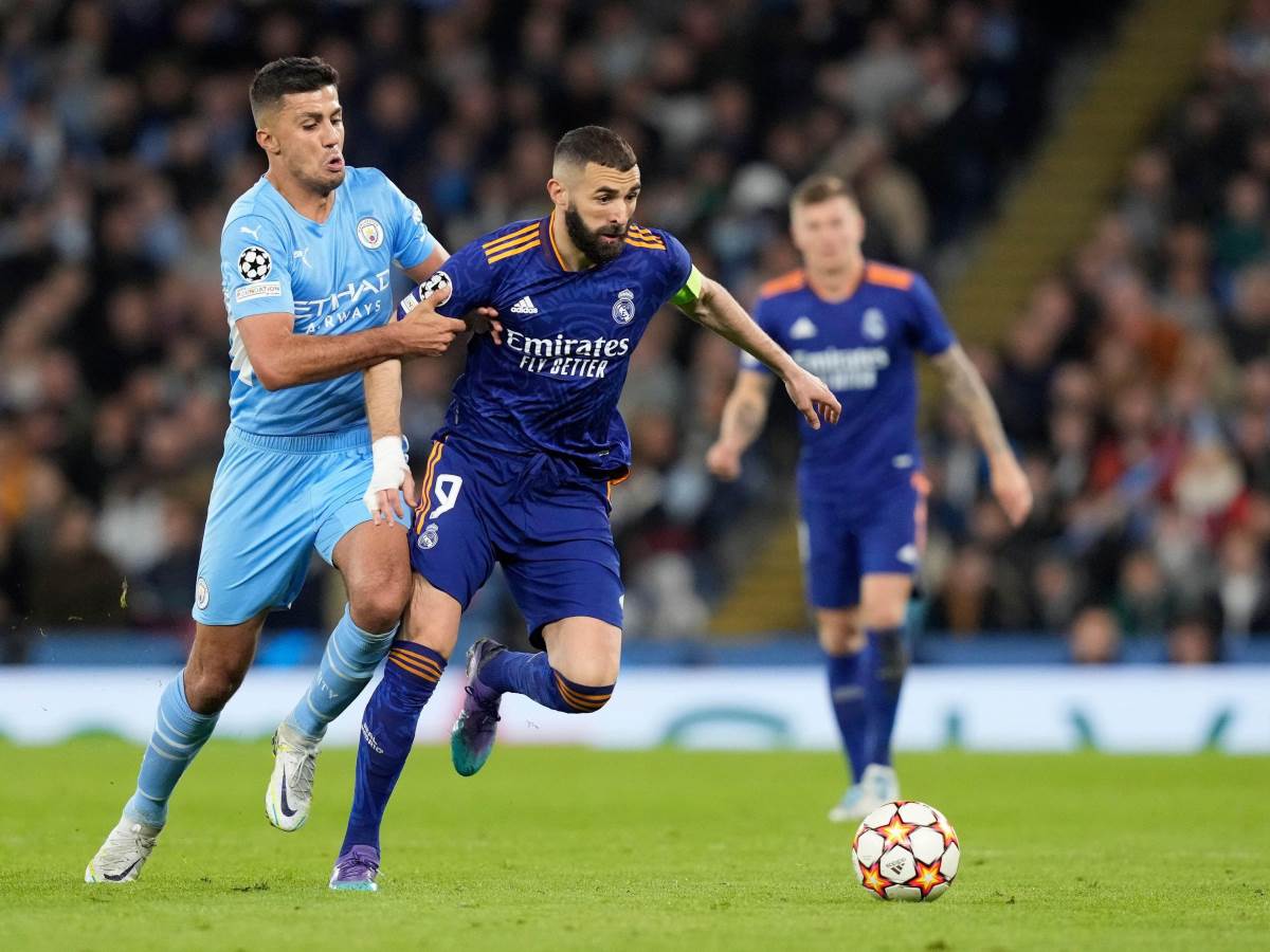 Navijač sa albanskom zastavom prekinuo meč Real Siti