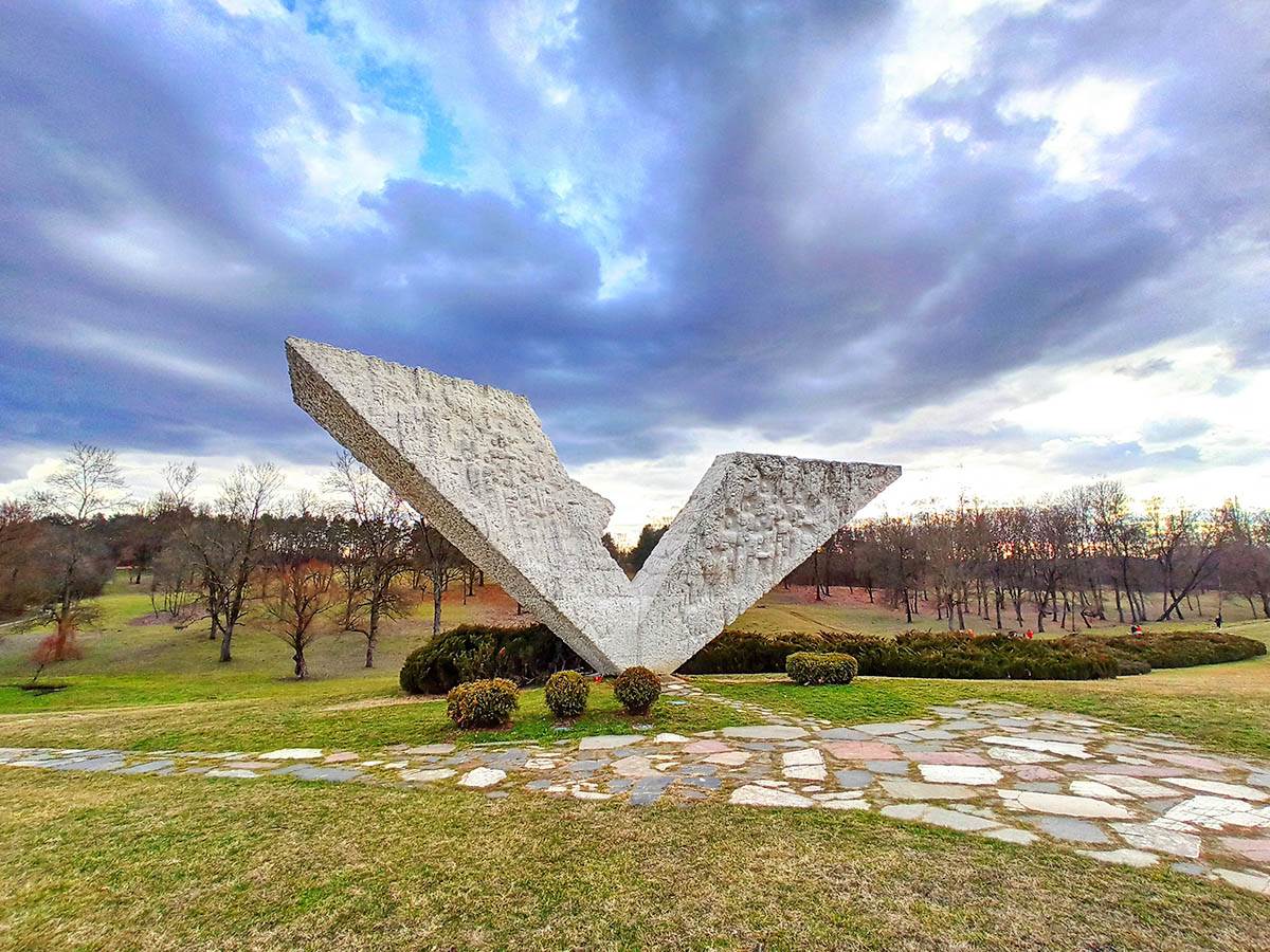 Spomenik streljanim đacima i profesorima 1 - Zoran Lazarević Laki.jpg