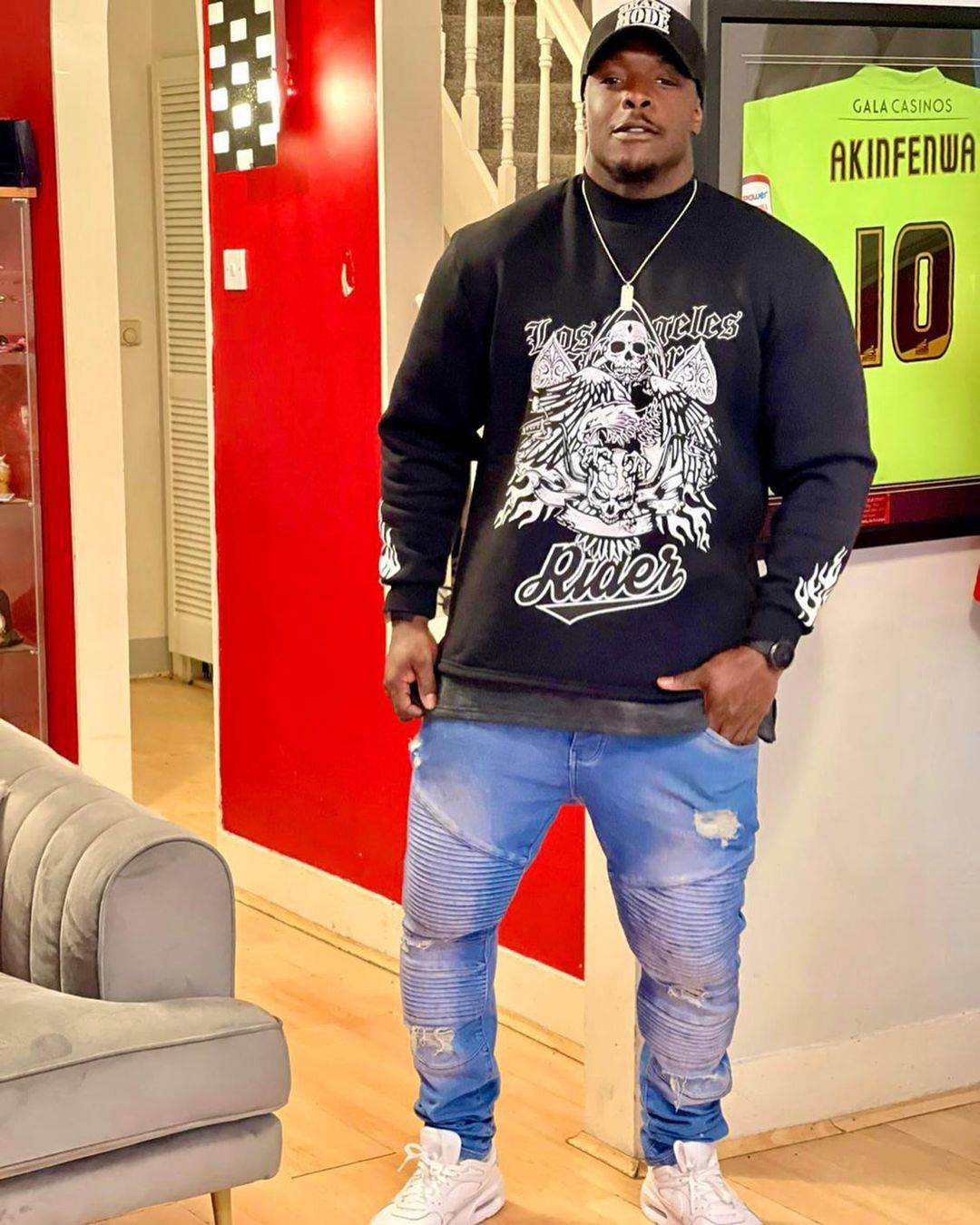 Adebajo Akinfenva se vratio iz penzije