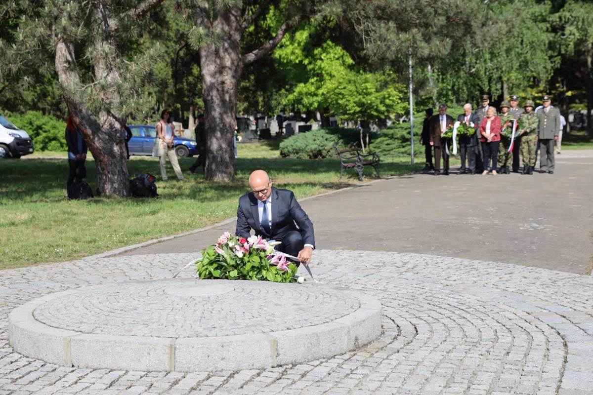 Novi Sad, Polaganje venaca (2).jpg