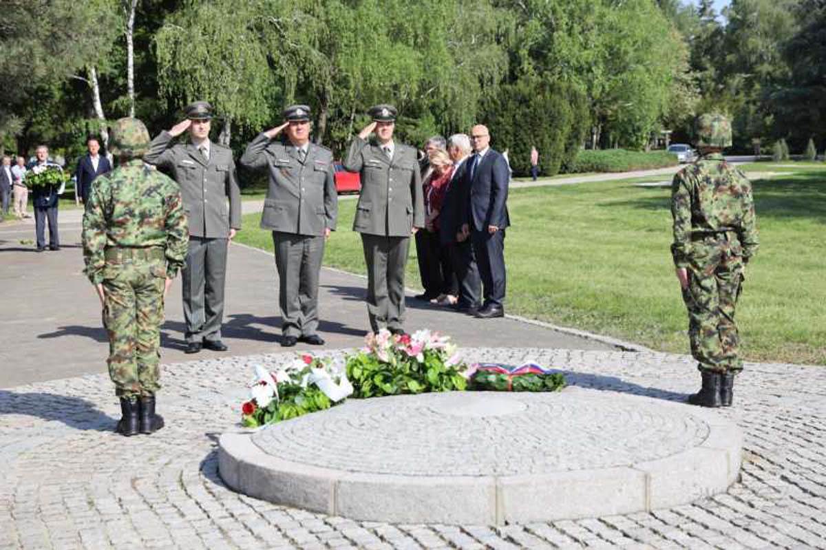 Novi Sad, Polaganje venaca (4).jpg