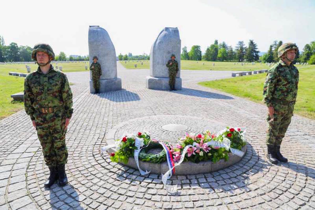 Novi Sad, Polaganje venaca (5).jpg