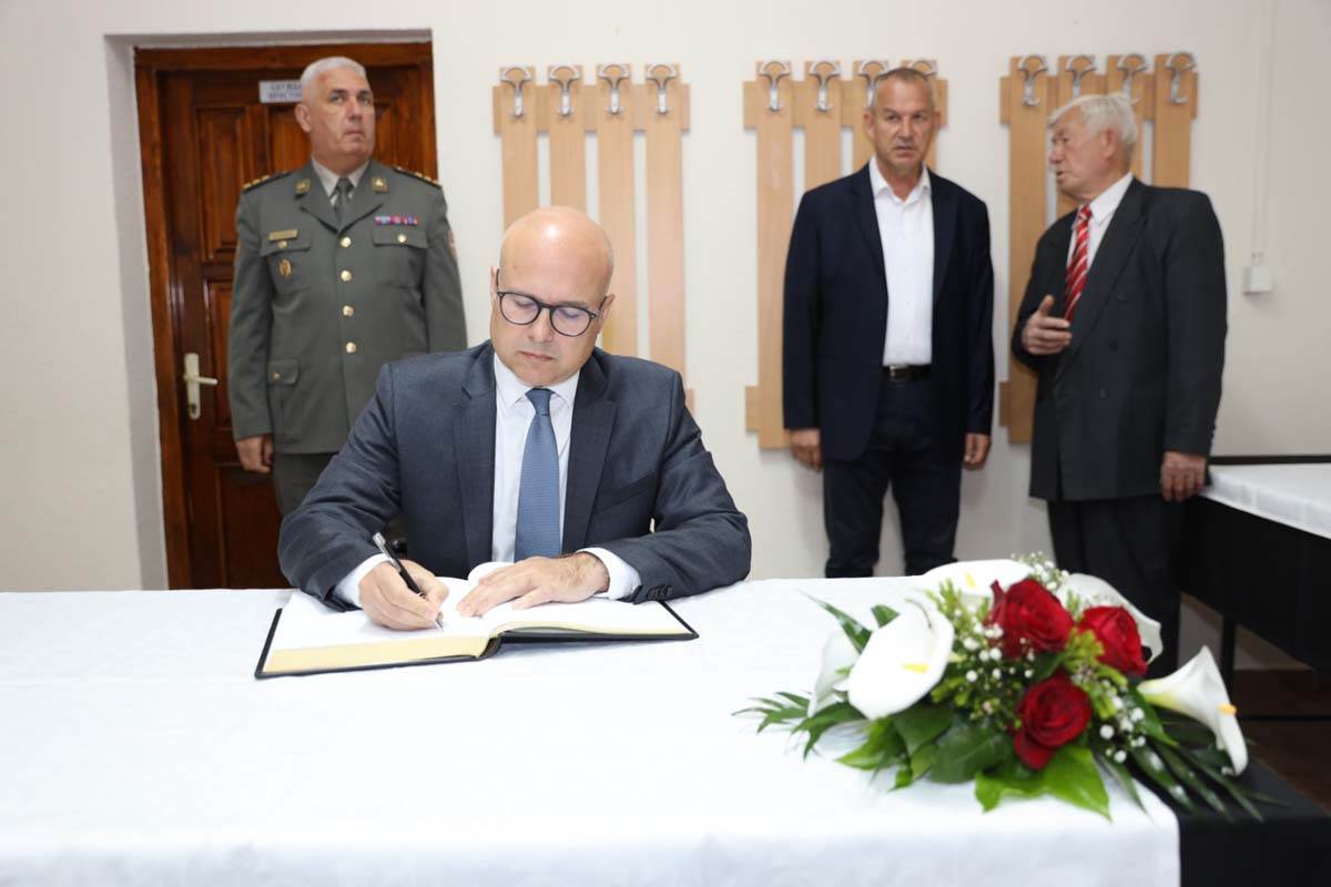 Novi Sad, Polaganje venaca (7).jpg