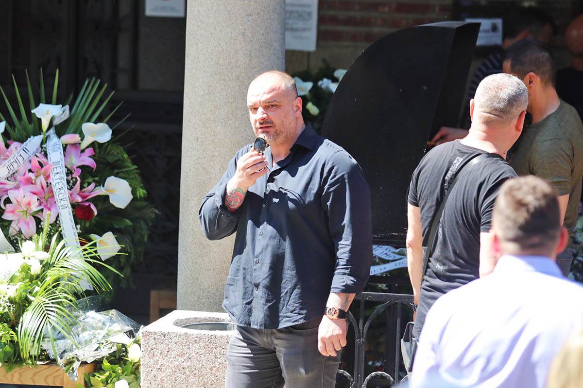 Poznati na sahrani Vidoja (7).jpeg