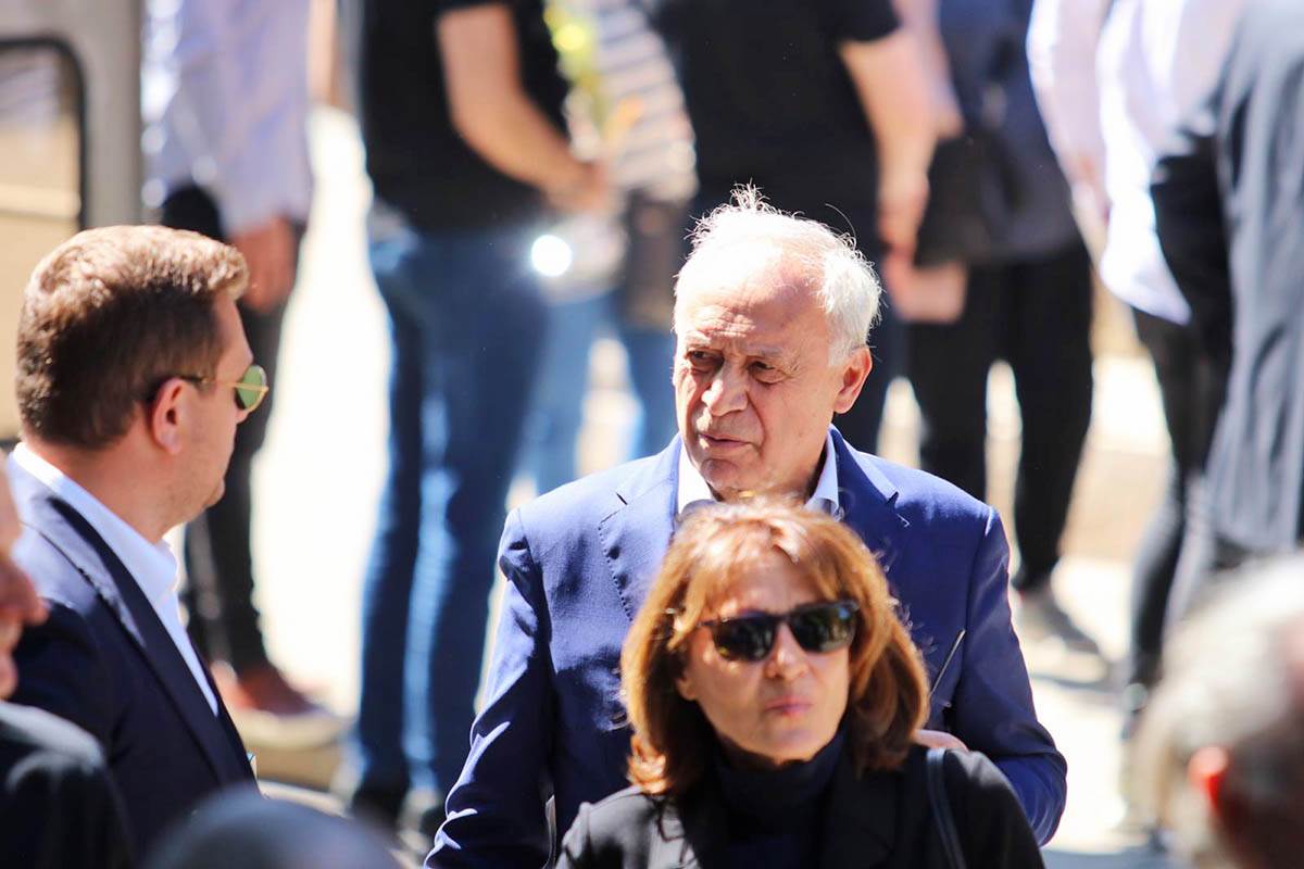 Poznati na sahrani Vidoja (1).jpeg