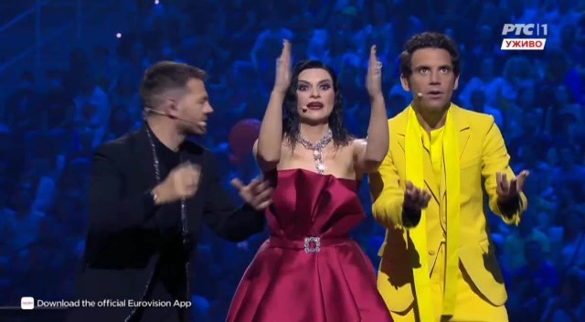 Voditeljka evrovizije igra kao Konstrakta (3).jpg