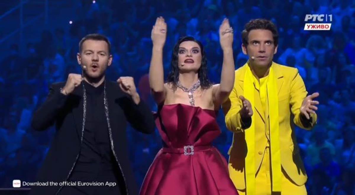 Voditeljka evrovizije igra kao Konstrakta (6).jpg