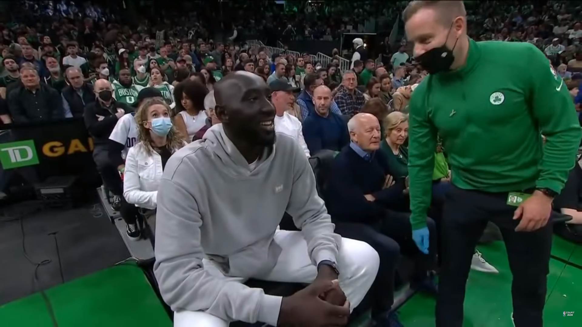 Najviši NBA igrač Tako Fal smetao navijačici