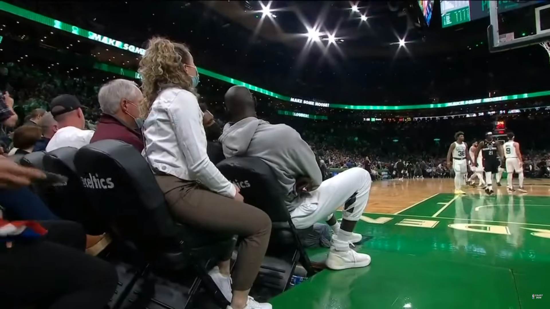 Najviši NBA igrač Tako Fal smetao navijačici